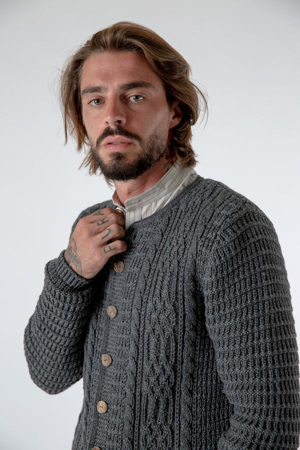 Gottseidank Strickjanker Anton asphalt Getragen | Gottseidank knit jacket Anton asphalt grey worn