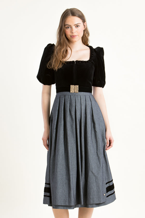 Alpenherz Samtdirndl Mona schwarz Vorderansicht | Alpenherz Samtdirndl Mona black front view