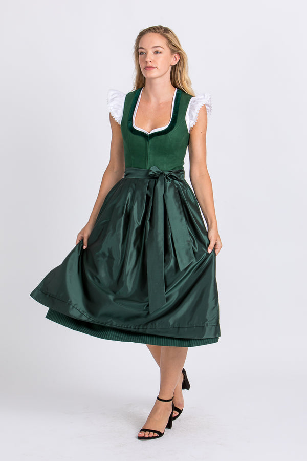 Heimatglück Leinendirndl Tamara tanne getragen | Heimatglück linen dirndl Tamara fir green worn