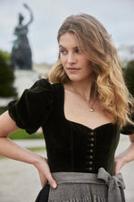 Gottseidank Samtdirndl Lina bronzegrün getragen | Gottseidank velvet dirndl Lina bronze green worn