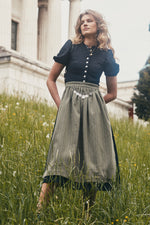 Almliebe Ärmeldirndl Therese schwarz getragen | Almliebe sleeve dirndl Therese black worn