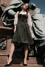 Wenger Samtdirndl Lore oliv Stilbild | Wenger velvet dirndl Lore olive style