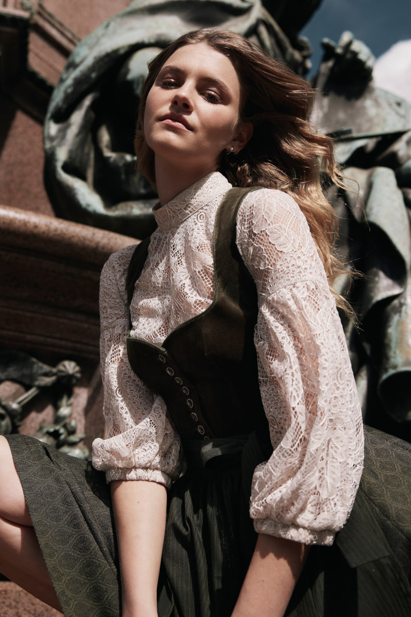 Wenger Samtdirndl Lore oliv getragen | Wenger velvet dirndl Lore olive worn