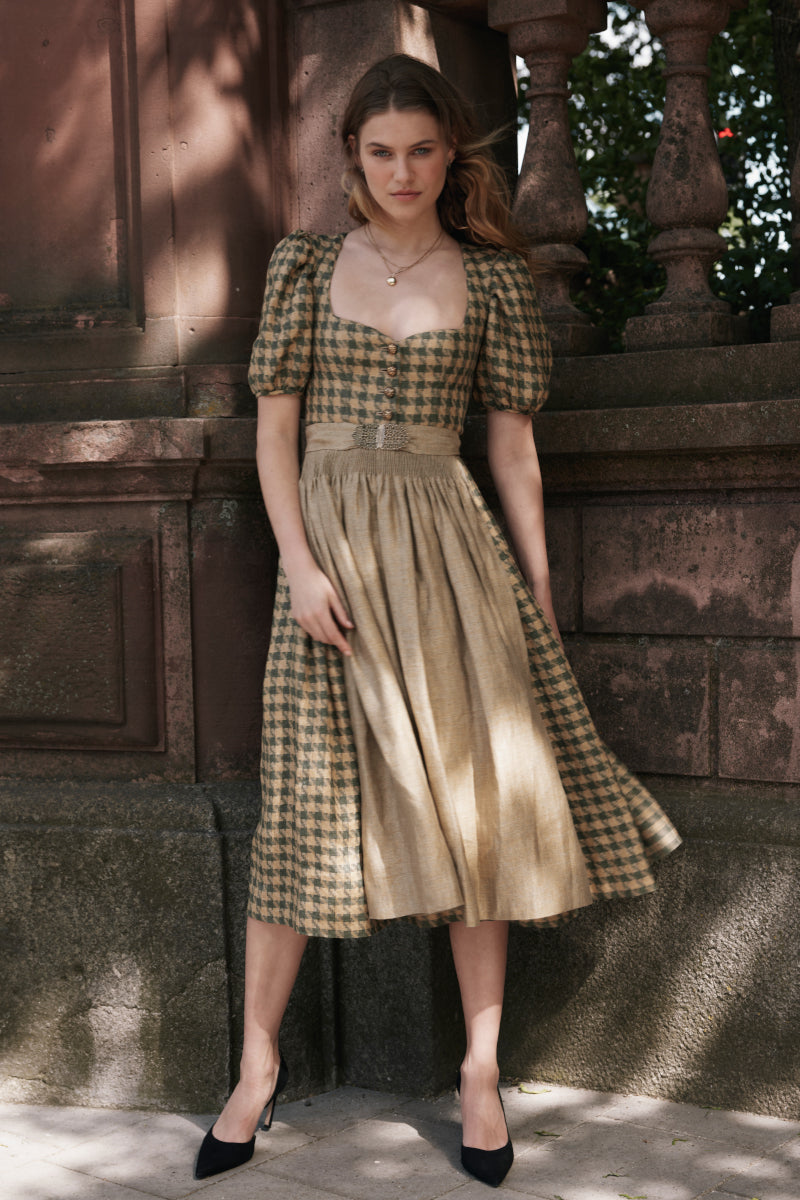 Gottseidank Ärmeldirndl Carolina bronzegrün Detail Ärmel | Gottseidank sleeved dirndl Carolina bronze green sleeve detail
