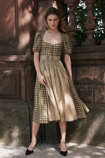 Gottseidank Ärmeldirndl Carolina bronzegrün Detail Ärmel | Gottseidank sleeved dirndl Carolina bronze green sleeve detail