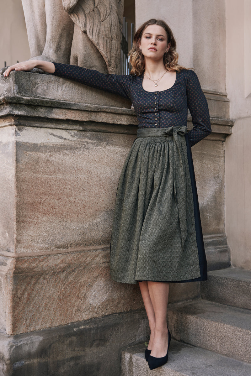 Anno Domini Ärmeldirndl Amrei Schwarz Vorderansicht | Anno Domini Sleeved dirndl Amrei Black front view