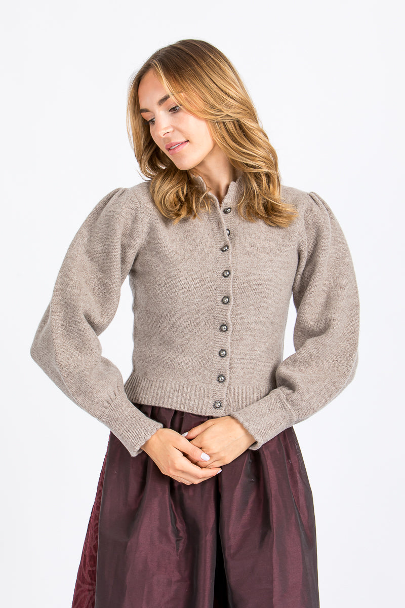 Fei scho schee Strickjacke mit Puffarm beige Frontansicht 