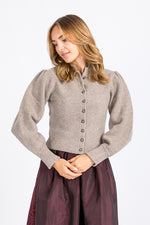 Fei scho schee Strickjacke mit Puffarm beige Frontansicht 