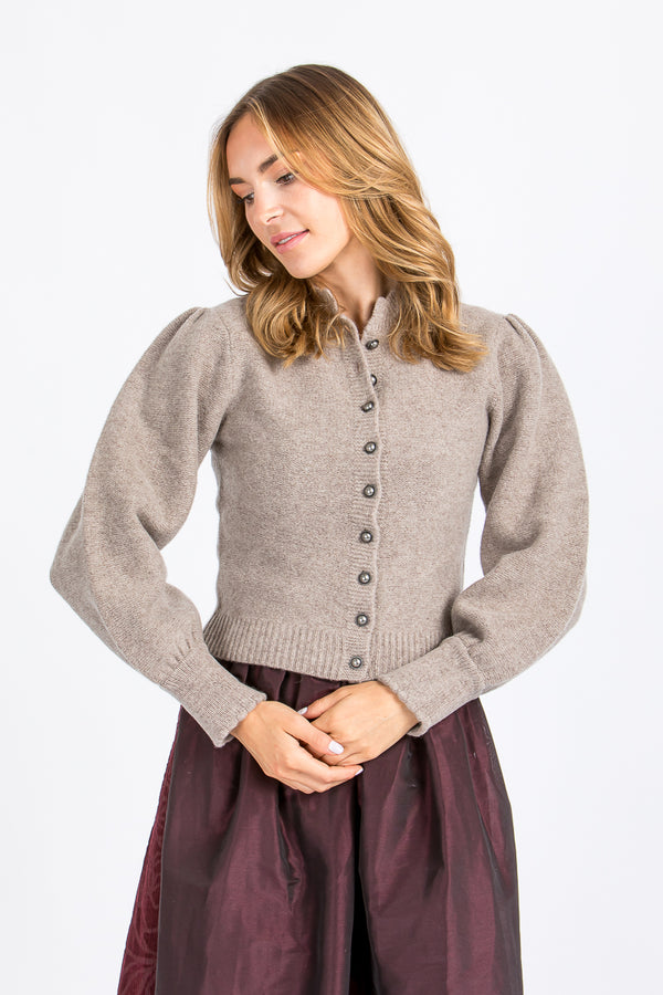 Fei scho schee Strickjacke mit Puffarm beige Frontansicht 