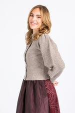 Fei scho schee Strickjacke mit Puffarm beige Seitenansicht 
