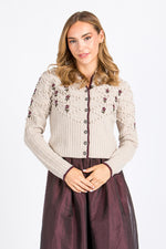 Fei scho schee Strickjacke beige geblümt Frontansicht 