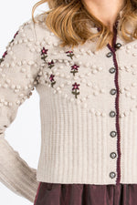 Fei scho schee Strickjacke beige geblümt Nahaufnahme
