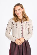 Fei scho schee Strickjacke beige geblümt Frontansicht 