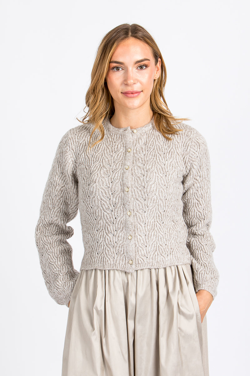 Madame Marie Strickjacke Avenara beige Frontansicht 