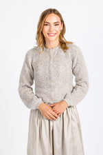 Madame Marie Strickjacke Avenara beige Frontansicht 