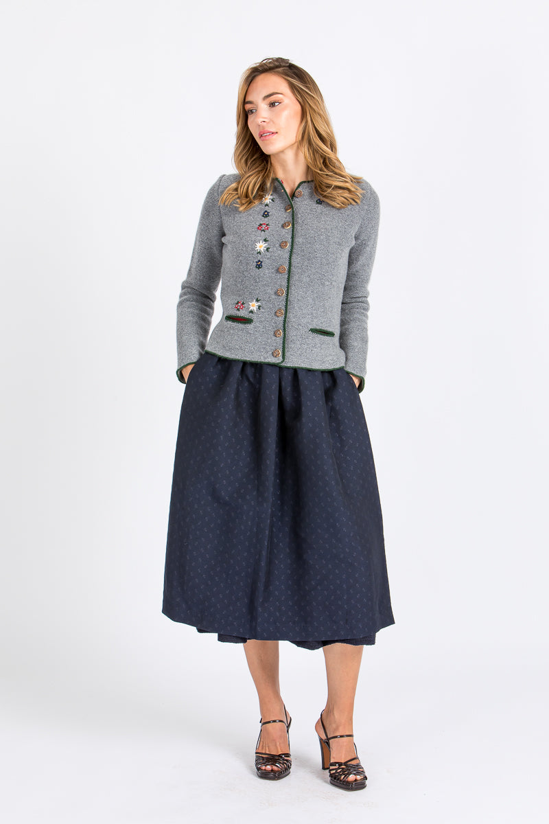 Almliebe Strickjacke Donauwörth Mittelgrau Weitwinkel 