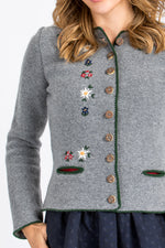 Almliebe Strickjacke Donauwörth Mittelgrau Nahaufnahme 