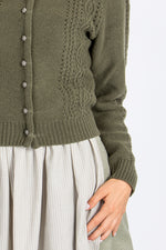 Die Berwin &amp; Wolff Strickjacke in olivgrün Nahaufnahme 