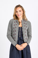 Fei scho schee Strickjacke in grau/navy Frontansicht 