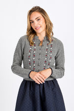 Fei scho schee Strickjacke in grau/navy Frontansicht 
