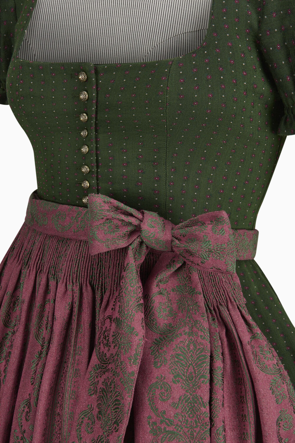 Dirndl in Grün mit Halbarm. Detailansicht. 