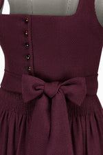 Gottseidank Dirndl in Bordeaux. Detailansicht. 