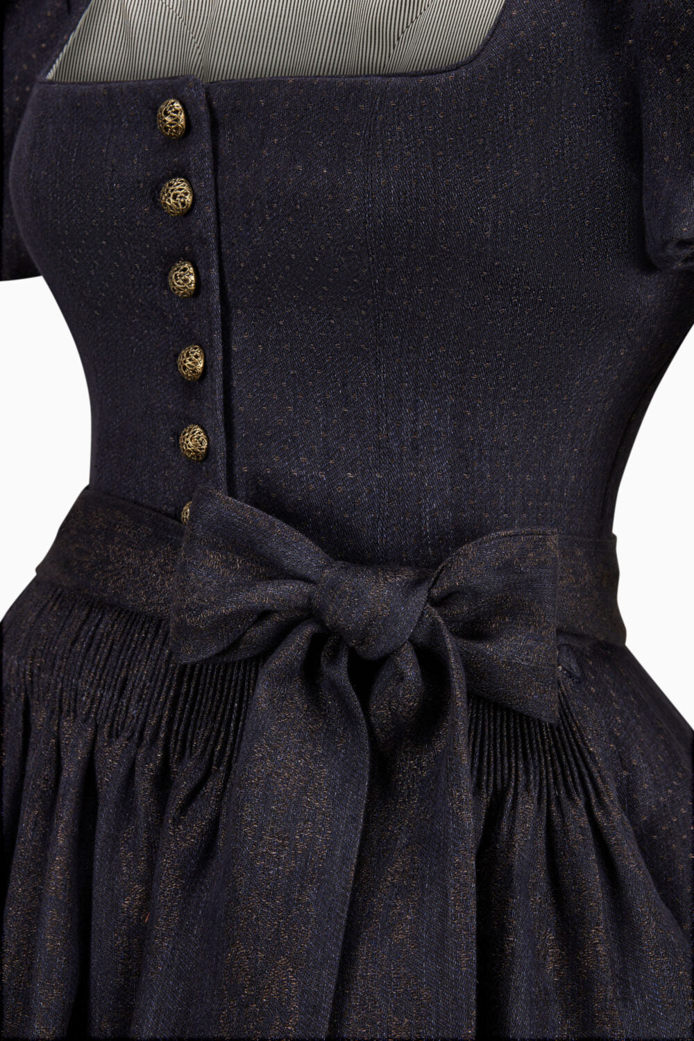 Halbarm Gottseidank Dirndl in Lila. Detailansicht. 