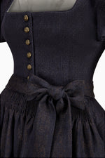 Halbarm Gottseidank Dirndl in Lila. Detailansicht. 