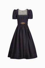 Halbarm Gottseidank Dirndl in Lila mit goldener Schließe. Frontansicht. 