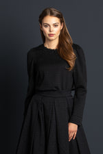 Almliebe Trachtenbluse Wetterstein schwarz Detail Spitze | Almliebe Trachtenbluse Wetterstein black lace detail
