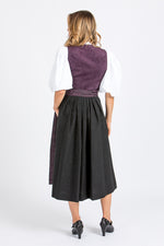 Almliebe Dirndl Amalie in Violet in der Rückansicht, hier sieht man, dass der Rock schwarz ist