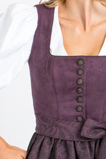 Almliebe Dirndl Amalie in Violet in der Detailansicht des Mieders aus Alcantara