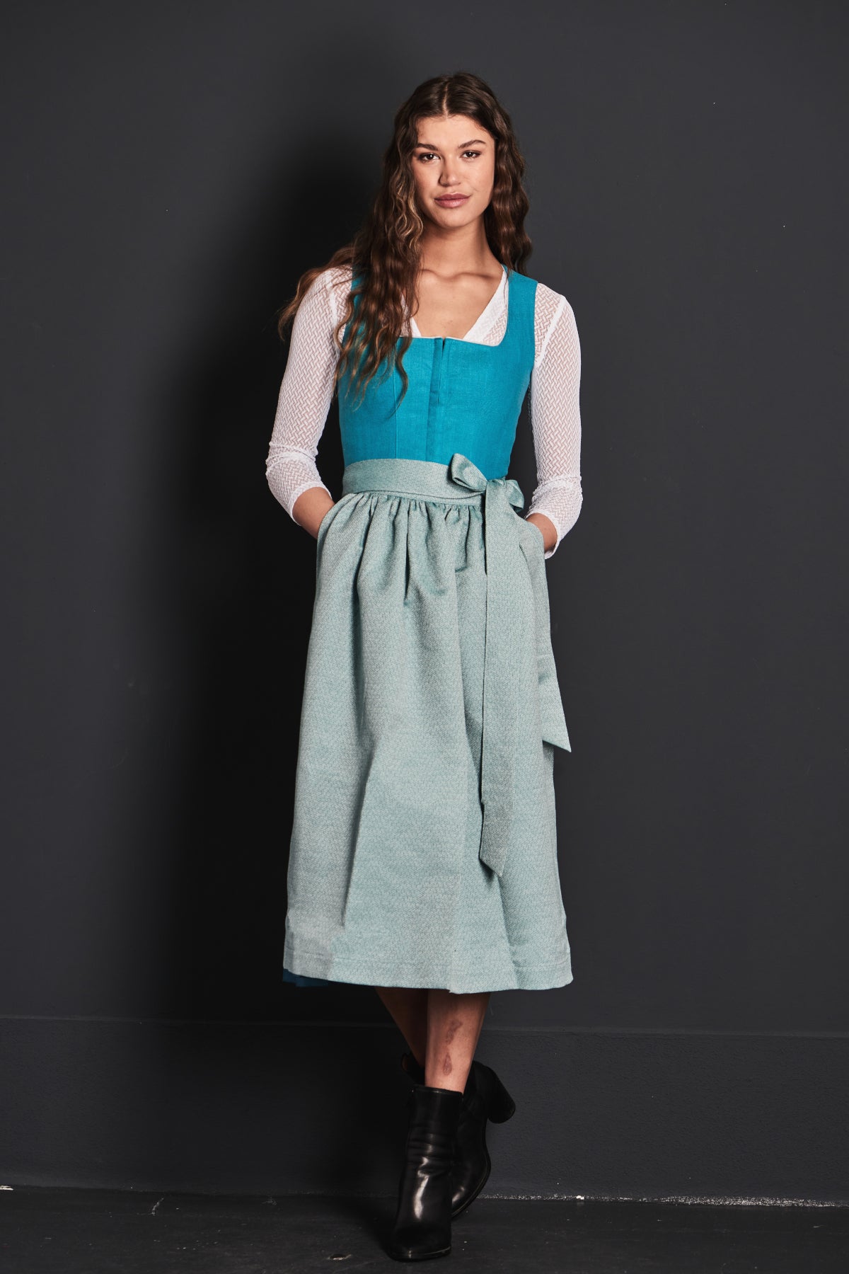 Almliebe Leinendirndl Fischer Vroni Türkis Vorderansicht | Almliebe Linen dirndl Fischer Vroni Turquoise front view