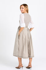 Dirndl von Almliebe in creme. Rückenansicht. 