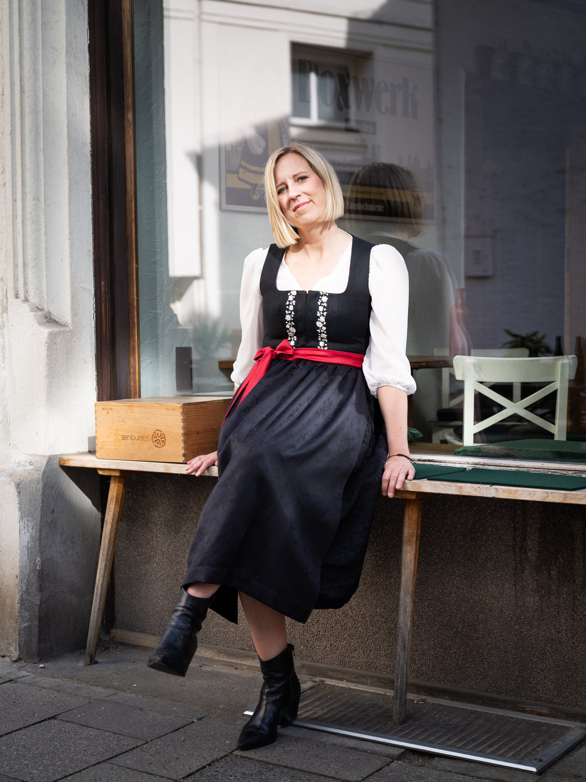 Almliebe Dirndl Lina schwarz mit verschiedenen Schürzenbändern