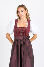 Almliebe Dirndl Loni in bordeaux in der Frontansicht, Fokus auf den Oberkörper.