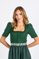 Grünes Almliebe Dirndl Maria mit Ärmel und Froschgoscherl in der Frontansicht, Oberkörper Nahe