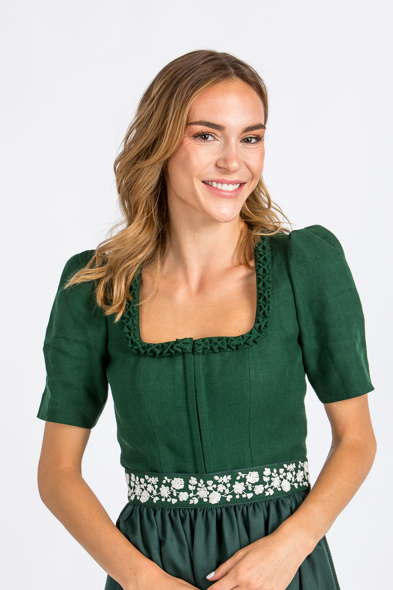 Almliebe Dirndl Maria mit Ärmel und Froschgoscherl in der nahen Frontansicht. Hier sieht man die Borte an der Schürze
