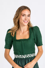 Almliebe Dirndl Maria mit Ärmel und Froschgoscherl in der nahen Frontansicht. Hier sieht man die Borte an der Schürze