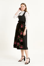 Almliebe Dirndl Rosen Resli schwarz Detail Mieder | Almliebe Dirndl Rosen Resli black bodice detail