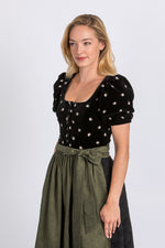 Almliebe Samtdirndl Rosmarie schwarz Detail Schürze | Almliebe Velvet Dirndl Rosmarie black apron detail