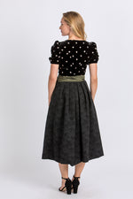Almliebe Samtdirndl Rosmarie schwarz Detail | Almliebe Velvet Dirndl Rosmarie black detail