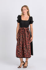 Almliebe Dirndl Rosmarie schwarz/rot Detail Stickerei | Almliebe Dirndl Rosmarie black/red embroidery detail