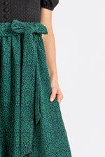 Almliebe Dirndlschürze Zenzi Grün Blau Detail Bindeband | Almliebe dirndl apron Zenzi green blue tie band detail