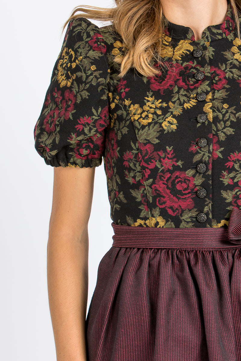Hochgeschlossenes Almliebe Dirndl in bordeaux geblühmt in der Detailansicht, hier sieht man das Blumenmuster