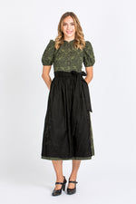 Olivgrünes Almliebe Dirndl Therese hochgeschlossen mit Puffarmen in der Frontansicht