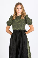 Olivgrünes Almliebe Dirndl Therese hochgeschlossen mit Puffarmen in der Frontansicht, nur Oberkörper