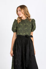 Olivgrünes Almliebe Dirndl Therese hochgeschlossen mit Puffarmen in der Frontansicht, naher Oberkörpfer