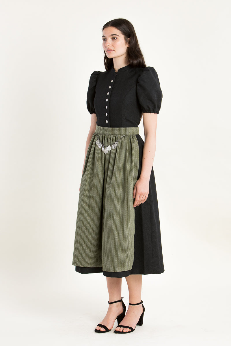 Almliebe Ärmeldirndl Therese schwarz Detail Mieder | Almliebe sleeve dirndl Therese black bodice detail