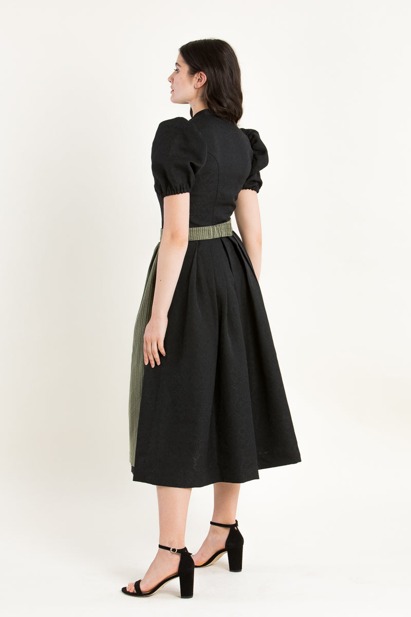 Almliebe Ärmeldirndl Therese schwarz Detail Schürze | Almliebe sleeve dirndl Therese black apron detail